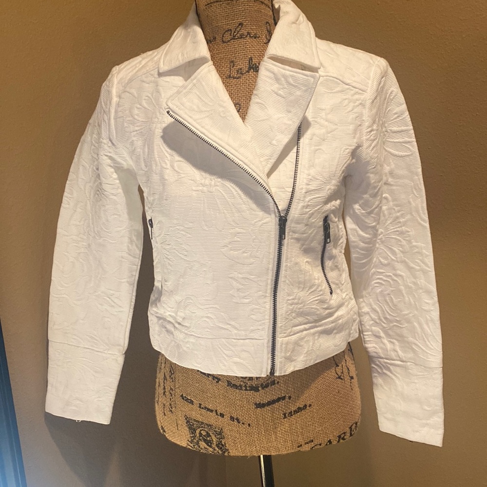 Cupcakes & Cashmere brand jacket size small nwt